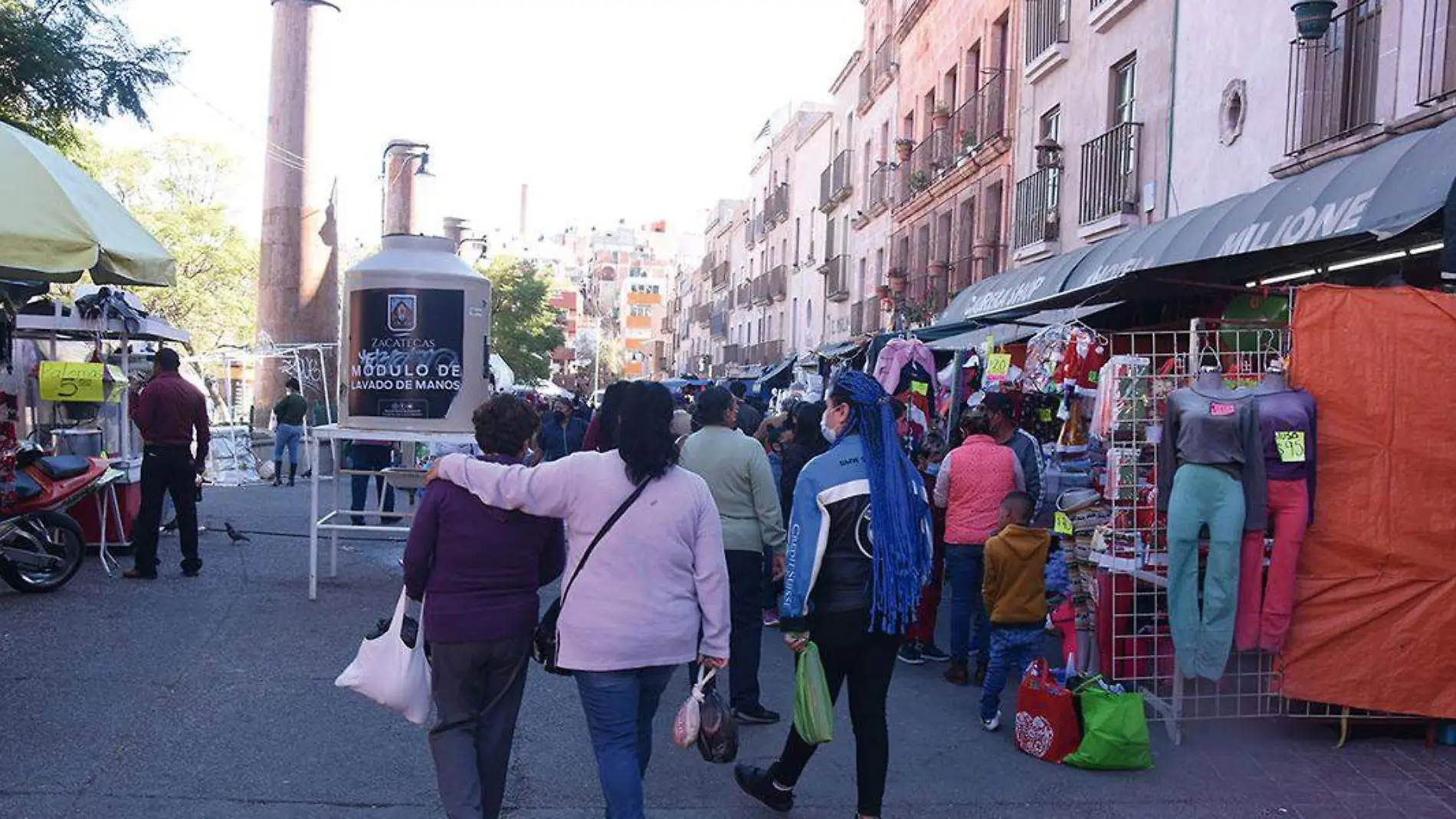 Jóvenes en el centro de la ciudad de Zacatecas